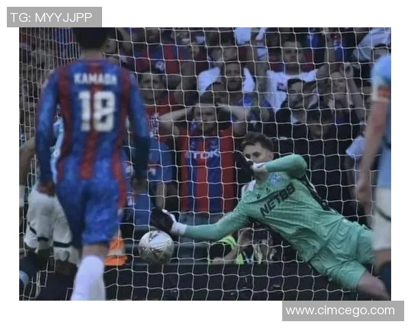 足球巨星遭遇场上场下双重欺负引发球迷热议与公平竞技呼声